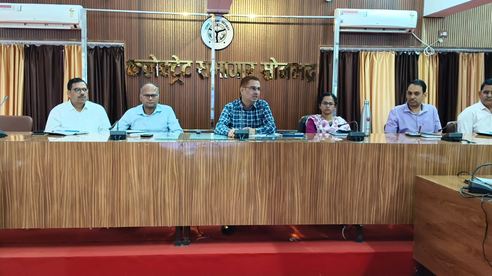 जिलाधिकारी ने किया जनसुनवाई समाधान पोर्टल पर जन शिकायतों के त्वरित एवं गुणवत्ता पूर्ण निस्तारण हेतु अधिकारियों के साथ बैठक