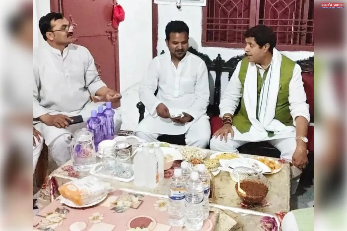 सपा नेता मो.तारीख के आवास पहुंचे सांसद उज्जवल रमण सिंह