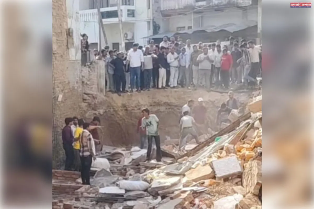 प्रयागराज में बिल्डिंग का मलबा गिरी, मची अफरा-तफरी