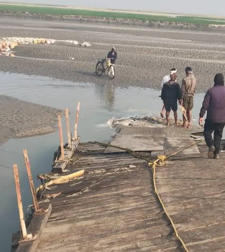 खड्डा में पीपा पुल निर्माण अटका: गंडक के तेज बहाव और तकनीकी चुनौतियां बनी बाधा