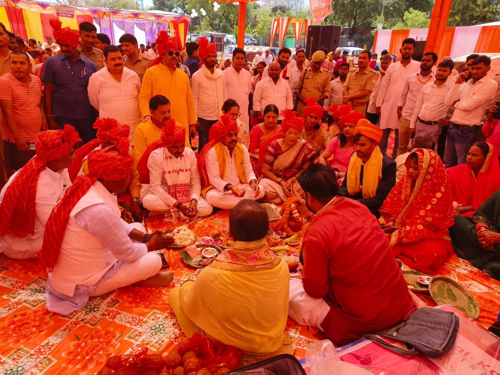 चोपन में मुख्यमंत्री सामूहिक विवाह कार्यक्रम में एक दूजे के हुए 324 जोड़े, जिला के आलाधिकारी समेत जन प्रतिनिधियों ने दिया नव विवाहित जोड़ो को आशीर्वाद