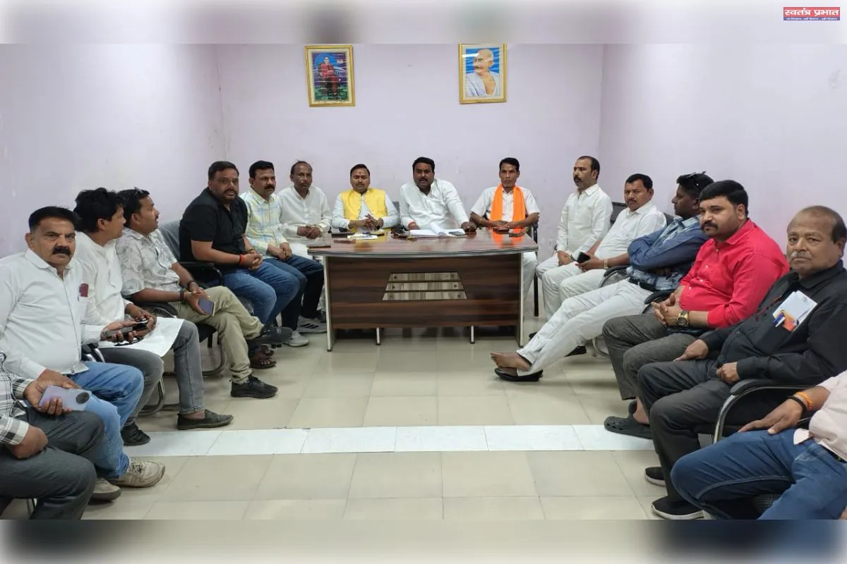 पार्षदों ने जेई पर अभद्रता और अवैध वसूली के लगाए आरोप