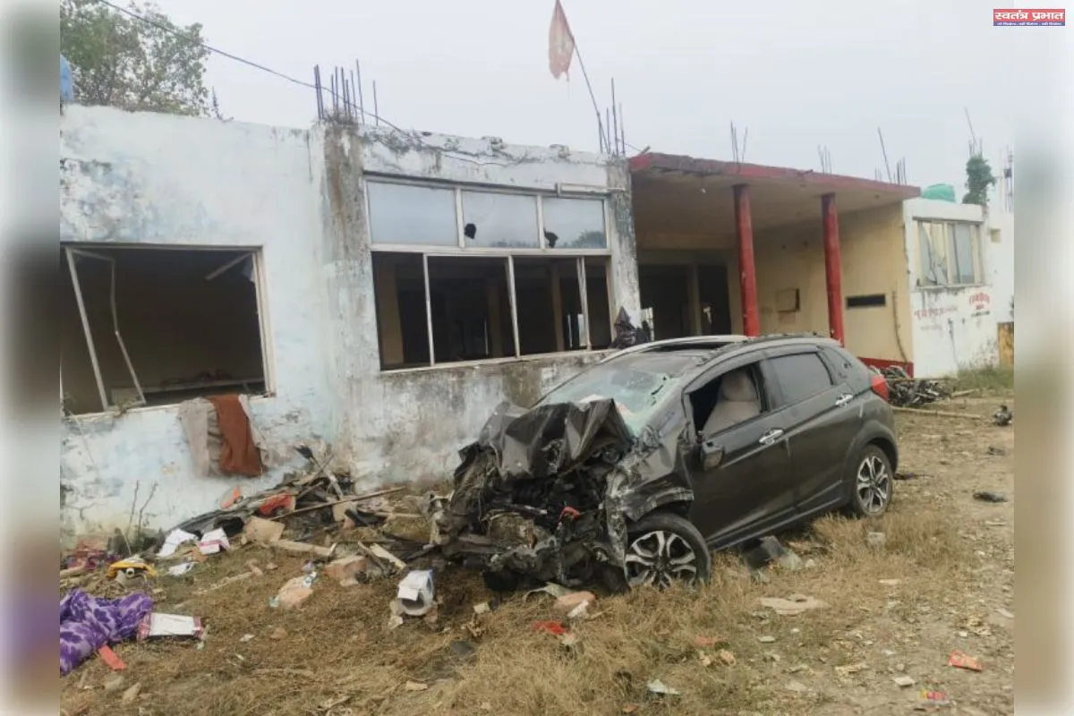 नील गाय को बचाने के चक्कर मेंअनियंत्रित कार गुमटी टकराई गुमटी में सो रहे युवक की मौत