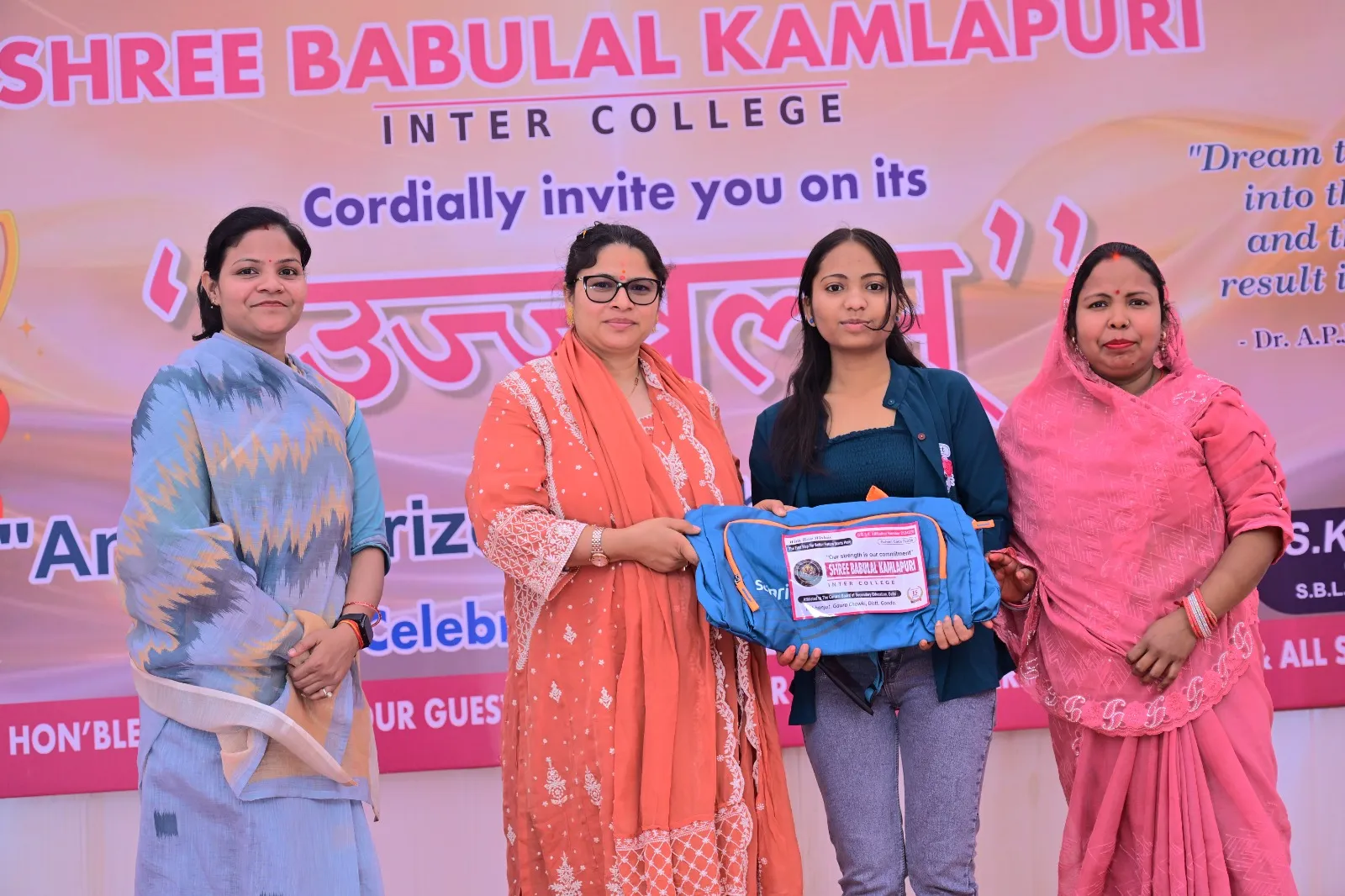 जिलाधिकारी गोण्डा ने श्री बाबू लाल कमलापुरी इंटर कालेज मे पहुंचकर टॉपर्स बच्चो को पुरस्कार वितरण कर सम्मानित किया 