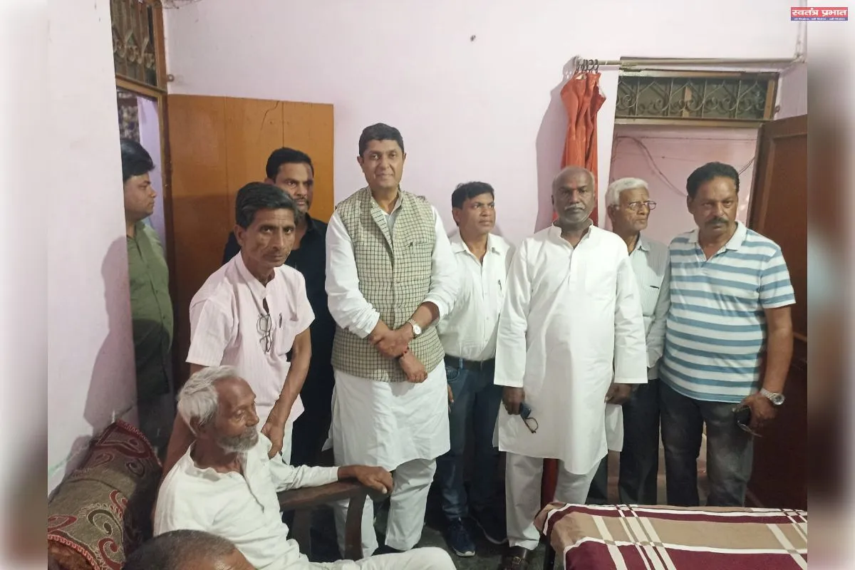 कांग्रेसी नेता की पत्नी के निधन पर सांसद उज्जवल रमण  उनके घर शोक व्यक्त किया