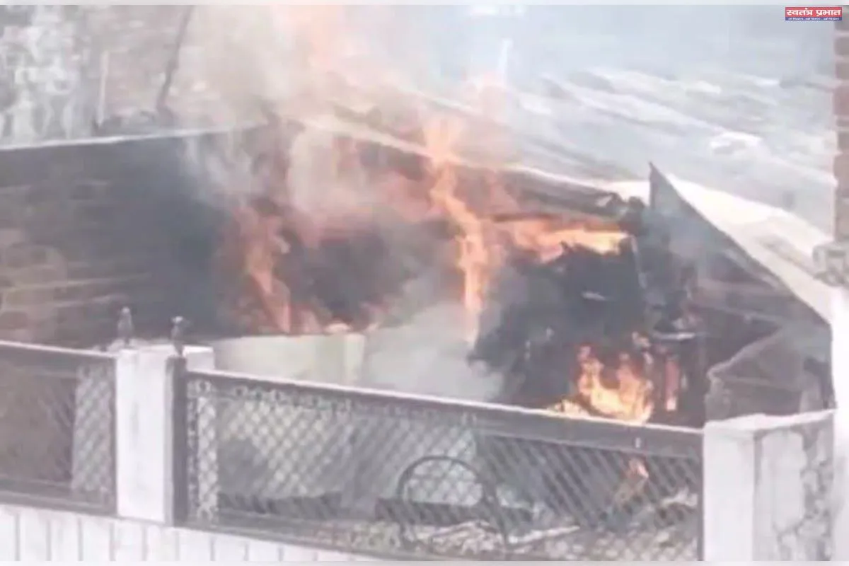 रोशन बाग़ में तीन मंजिला मकान में भीषण आग