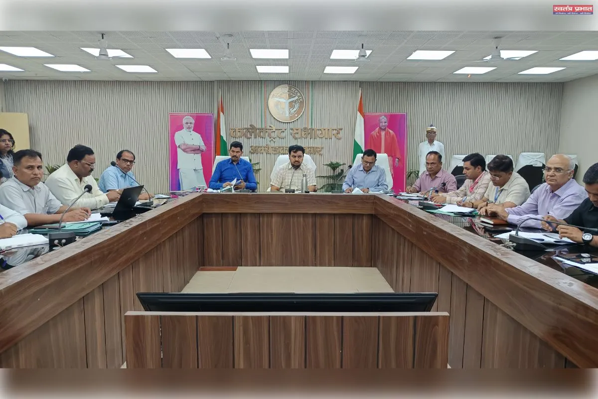 डीएम ने बैठक में जाना स्वास्थ्य योजनाओं का हाल, कहा लापरवाही बर्दास्त नहीं 