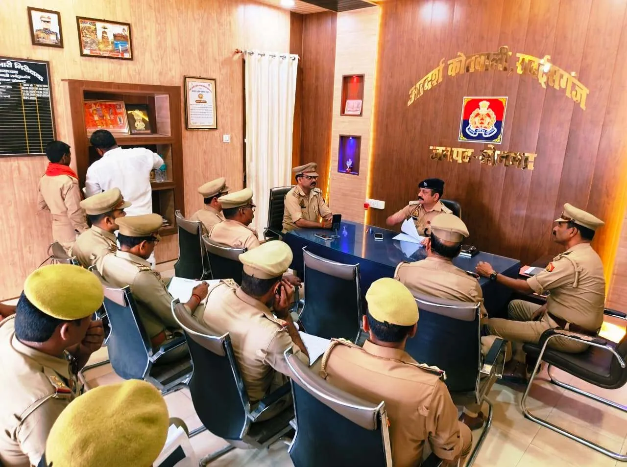 क्षेत्राधिकारी नगर द्वारा थाना रॉबर्ट्सगंज पर अर्दली रूम आयोजित, विवेचनाओं के निस्तारण हेतु दिए गए आवश्यक दिशा-निर्देश