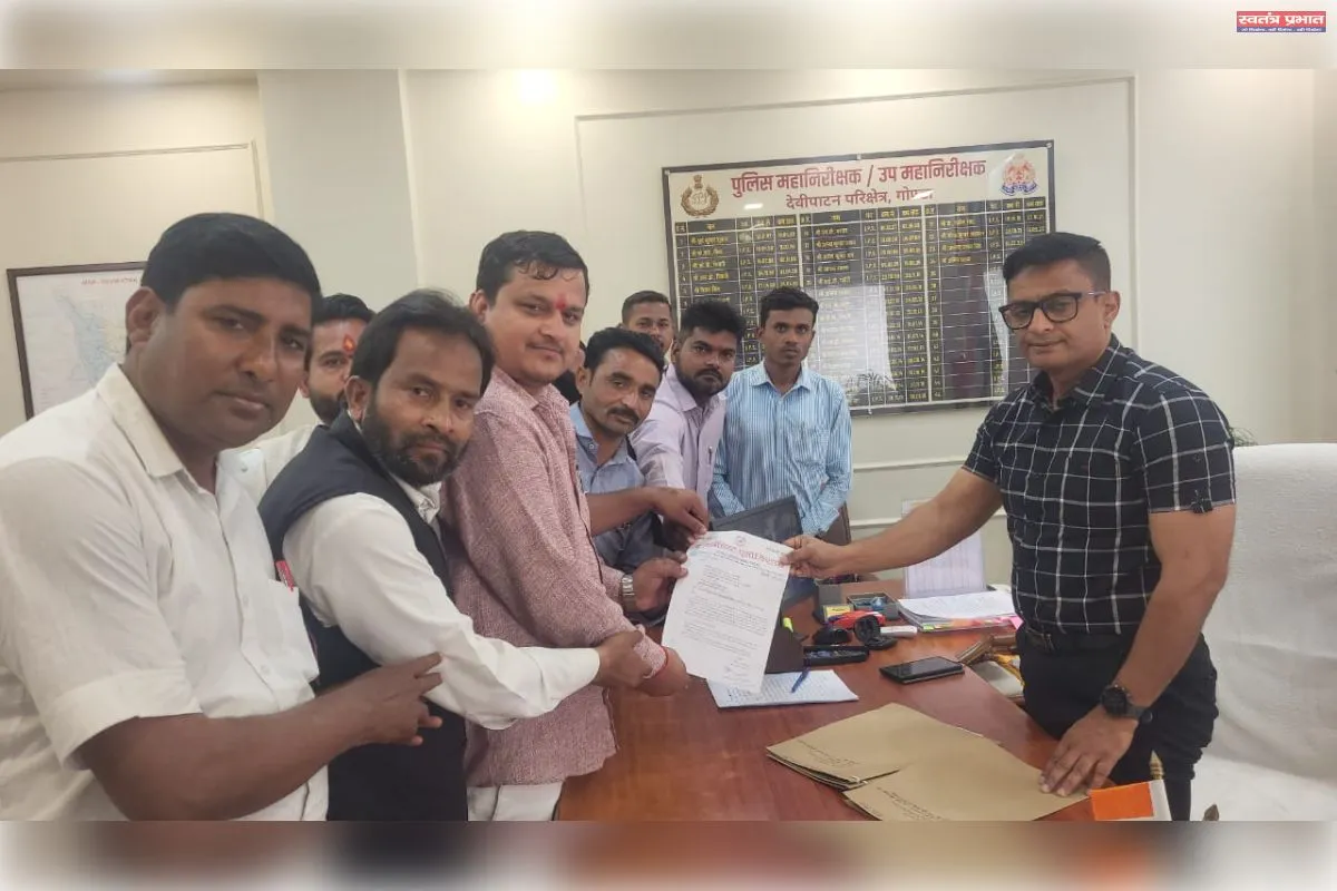 पत्रकार रवि गर्गवंशी रवि शुक्ल की अवैधानिक गिरफ्तारी व उत्पीड़न के विरोध में पत्रकारों का प्रदर्शन, सौंपा ज्ञापन