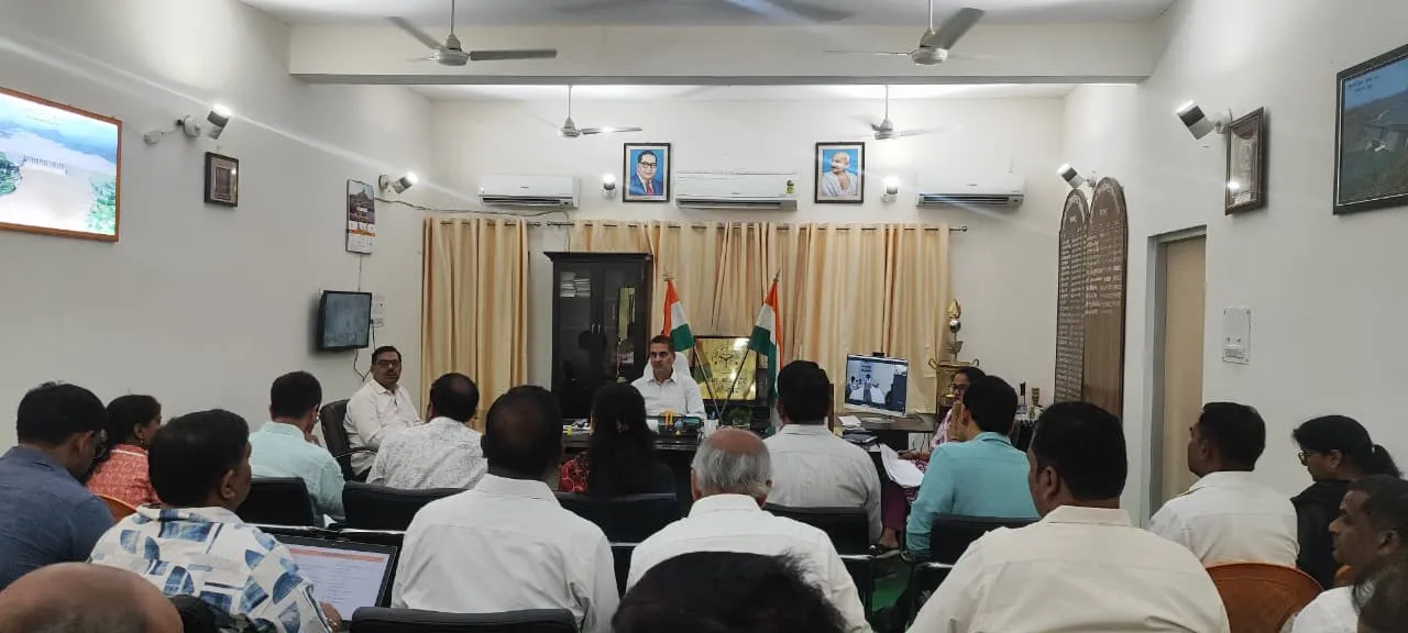 नवीन व्यवस्था अन्तर्गत सी0एम0 डैशबोर्ड के माध्यम से जिलाधिकारी ने की विकास कार्यों की समीक्षा बैठक