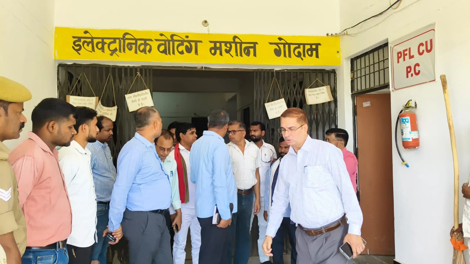 जिलाधिकारी ने किया ई०वी०एम० एवं वी०वी० पैड गोदाम का त्रैमासिक आंतरिक निरीक्षण