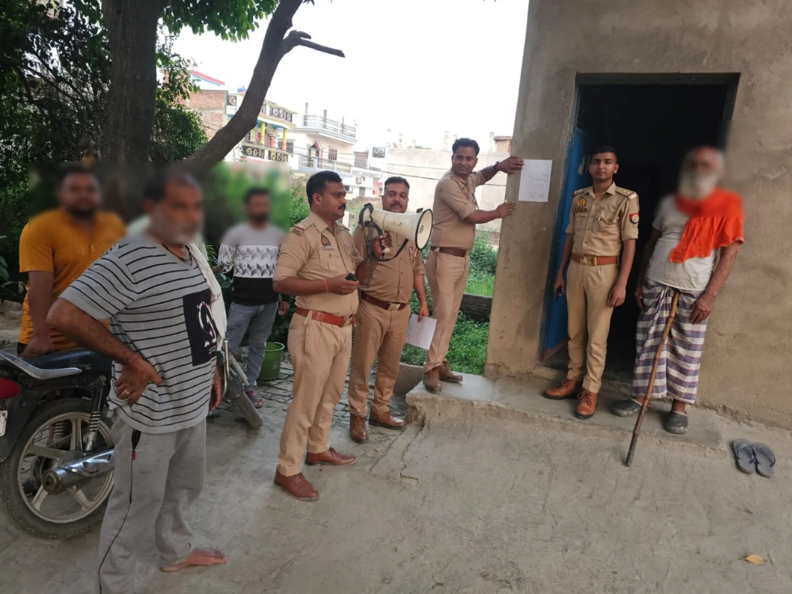 गोरखपुर: फर्जी पासपोर्ट कांड में बड़ा एक्शन: आरोपी के घर ढोल-नगाड़ों के साथ मुनादी,