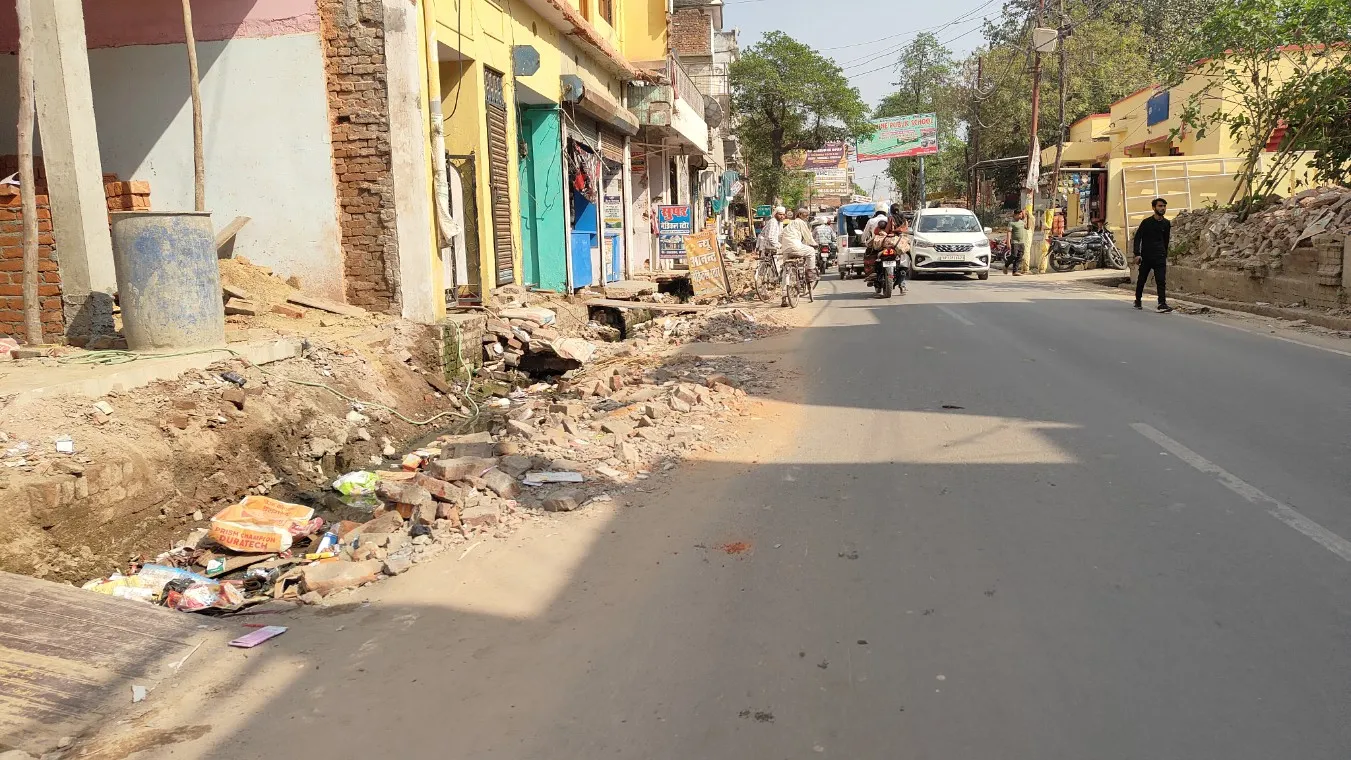 सड़क पर मलबा बना लोगों की मुसीबत