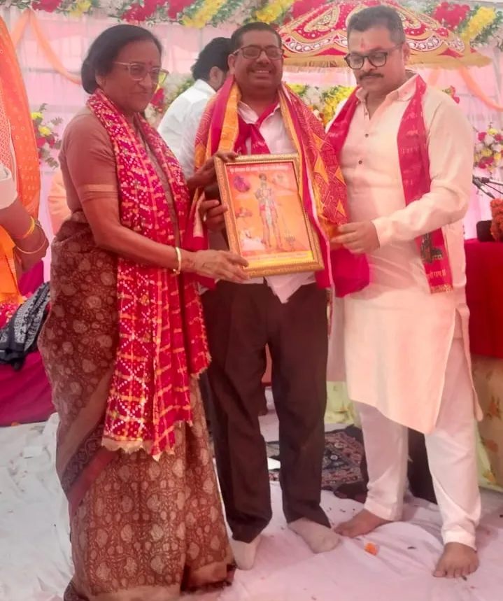 पूर्व कैबिनेट मंत्री ने किया सरकारी वकील विनोद पाठक को सम्मानित