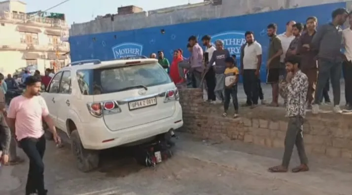 ओबरा में तेज रफ्तार टोयोटा का तांडव, बाल-बाल बची बाइक सवार की जान