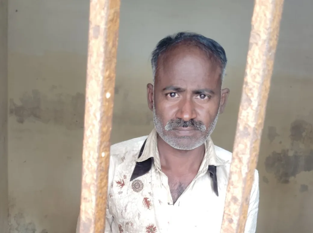 खजनी में पत्नी को फावड़े  प्रहार कर नृशंस हत्या का आरोपी गिरफ्तार