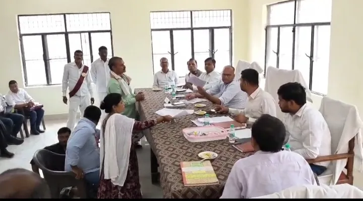 सोनभद्र दिव्यांग दंपत्ति के आशियाने पर भू-माफिया की नज़र, 28 साल बाद 8 लाख की मांग उत्तम दिव्यांग सेवा संस्थान ने खोला मोर्चा