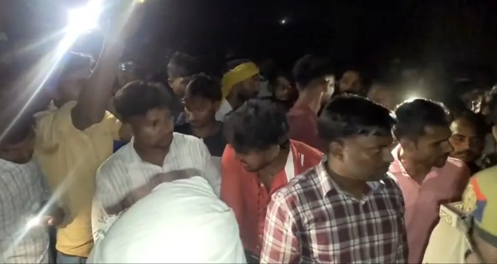 गोरखपुर :बेलघाट में डंफर का कहर: 25 वर्षीय युवक की मौत के बाद फूटा ग्रामीणों का गुस्सा, कई घंटे जाम