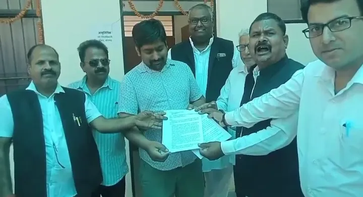 ओबरा तहसील में व्यापक भ्रष्टाचार व सुविधाओं को लेकर अधिवक्ताओं का जोरदार प्रदर्शन