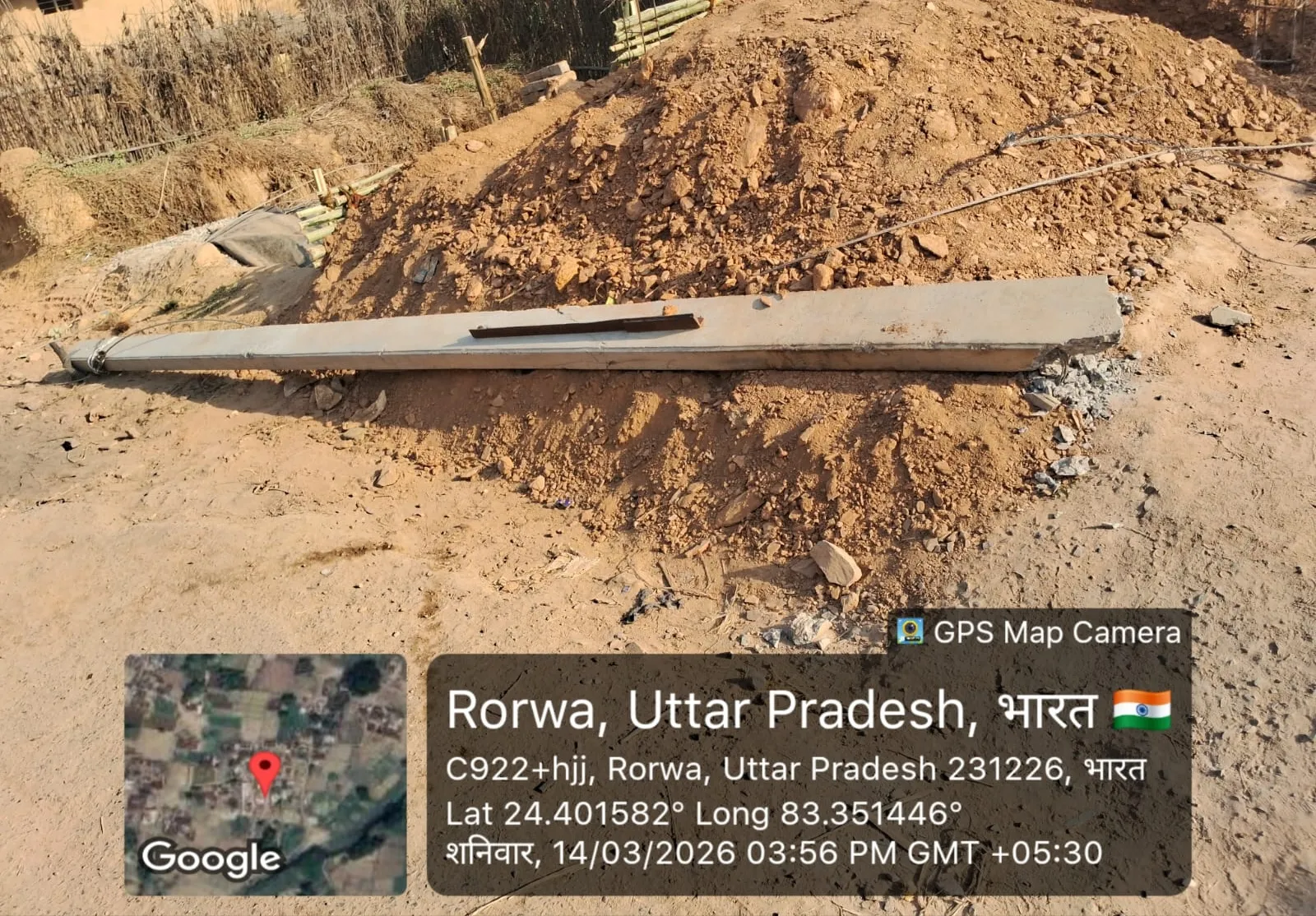 ट्रैक्टर के धक्के से  विद्युत् पोल  गिरा , अनहोनी टला