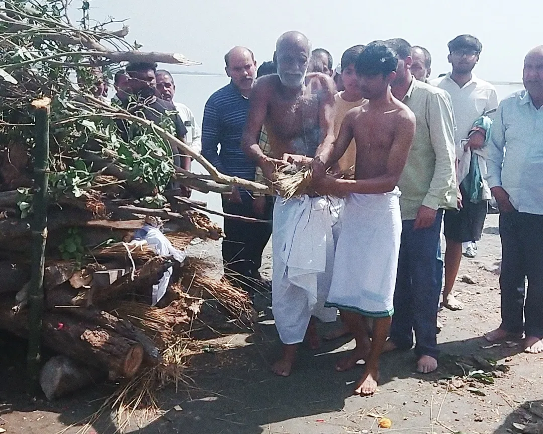 पनियहवा घाट पर उमड़ा जनसैलाब:  पत्रकार धनंजय पांडेय को नम आंखों से दी अंतिम विदाई