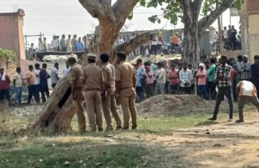 गोरखपुर :टीनशेड शौचालय की छत पर मिला नग्न युवक का शव, गगहा के रावतपार में सनसनी