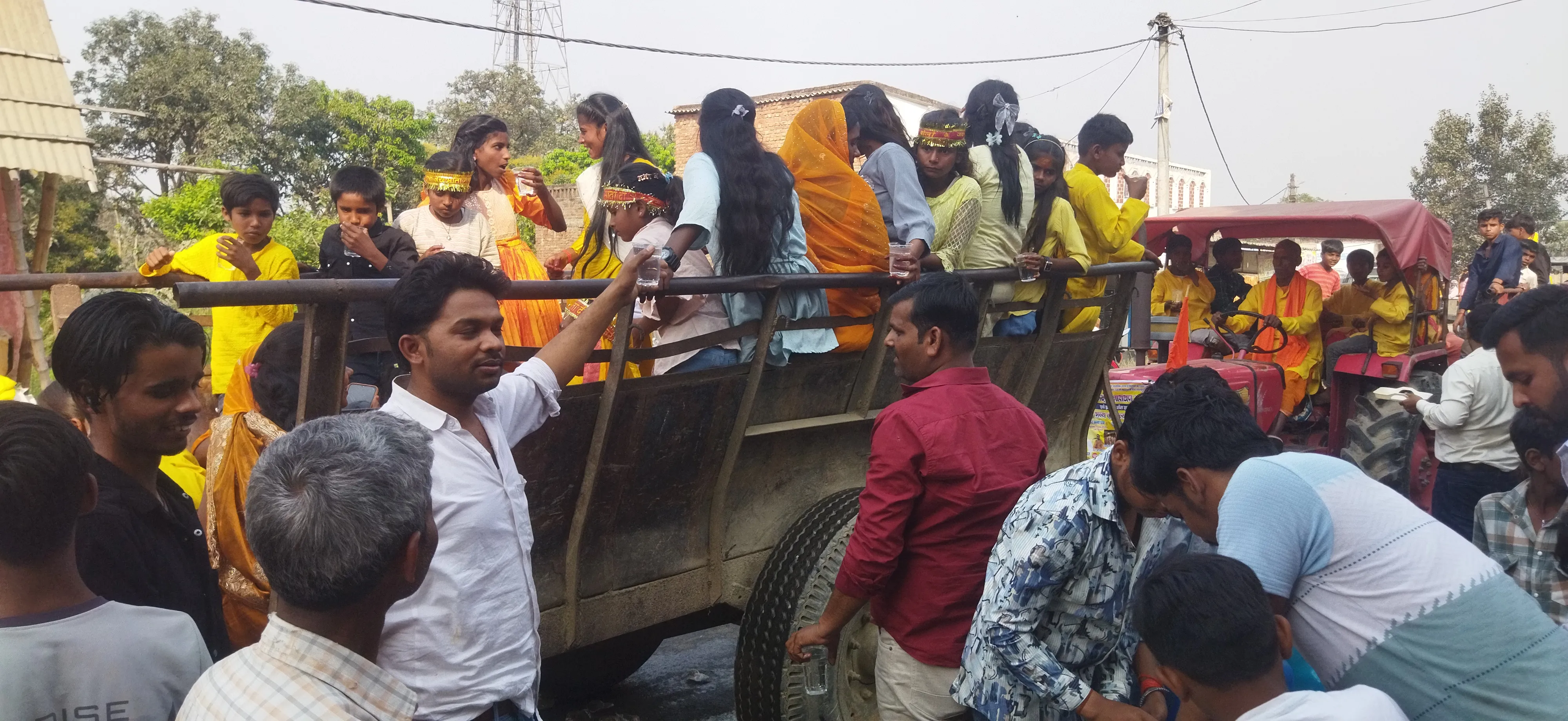 जटहां बाजार में भव्य स्वागत के बीच निकली श्री लक्ष्मी नारायण महायज्ञ की कलश यात्रा 