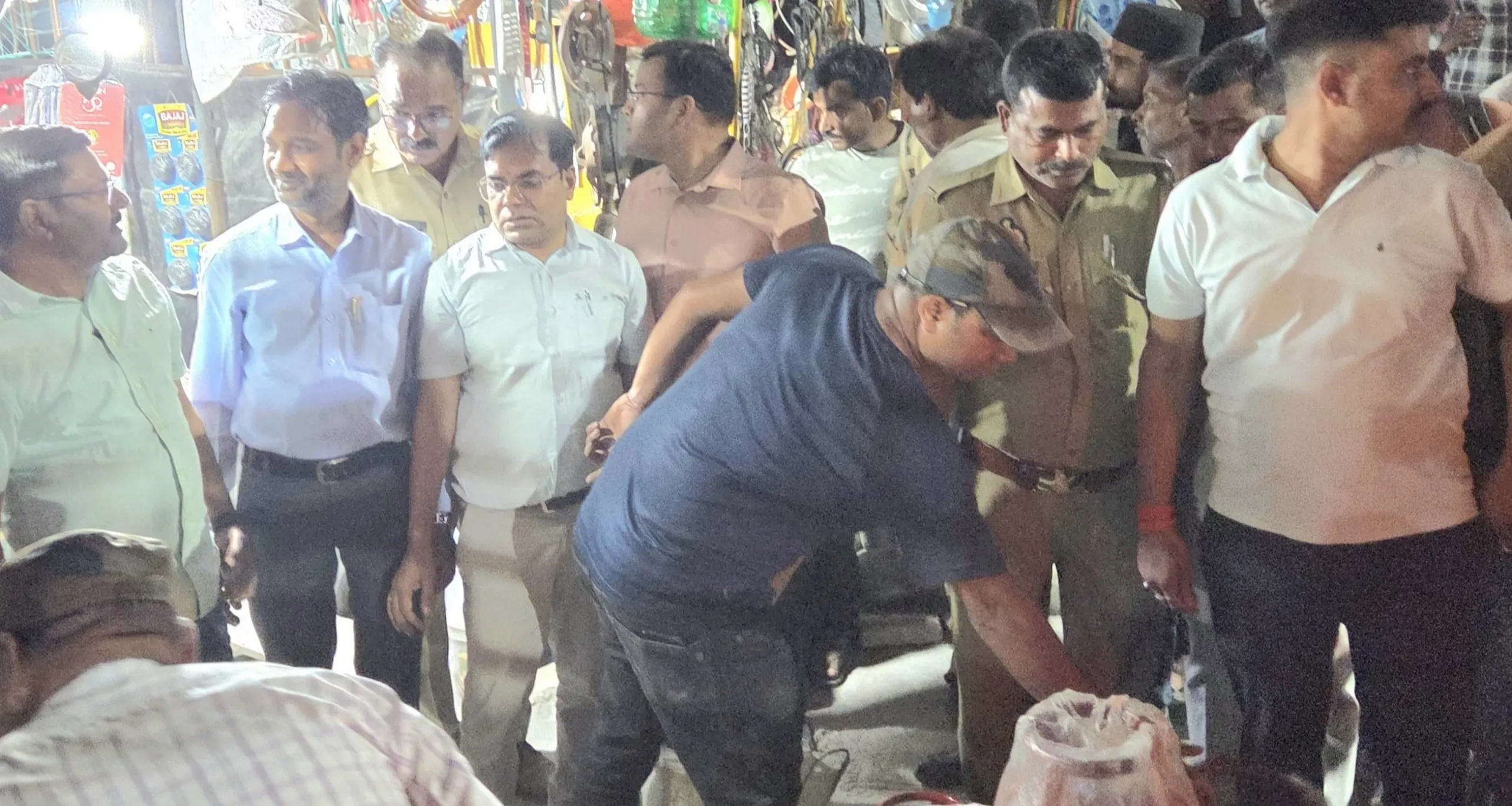 गैस सिलेन्डरों की जमाखोरी की शिकायत पर जिलाधिकारी सख्त, टीम गठित कर कार्यवाही करने के दिये निर्देश