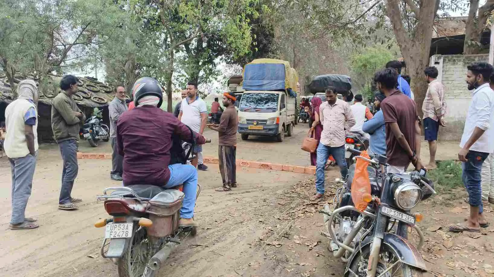 ख़जनी में भट्ठा मालिकों की मनमानी से ‘मौत का रास्ता’ बना कटघर-बिगही मार्ग, कीचड़ में फिसलकर कई घायल