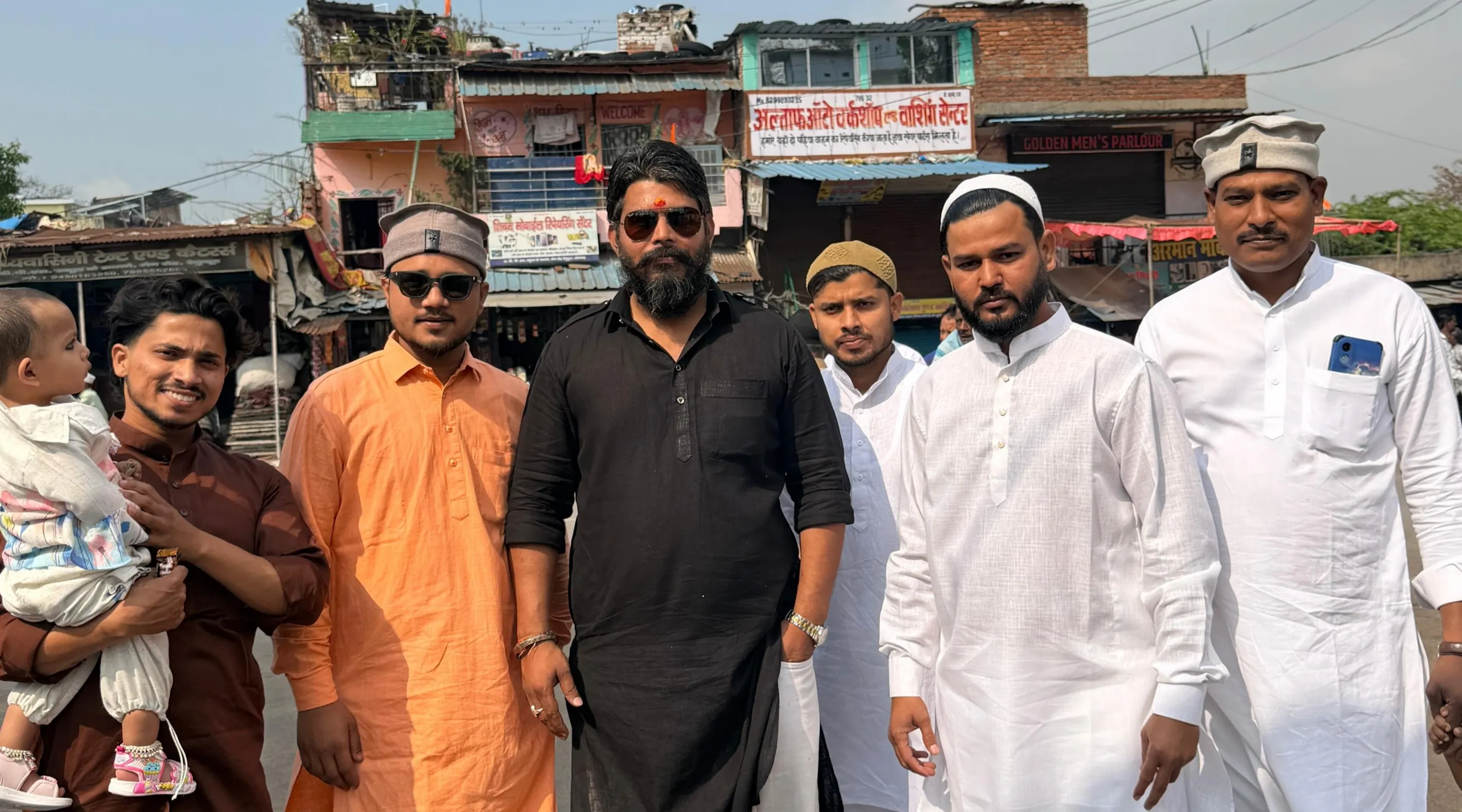 सोनभद्र रेणुकूट में टीम निशा के डब्लू सिंह ने पेश की गंगा-जमुनी तहजीब की मिसाल, ईद पर उमड़ा जनसैलाब