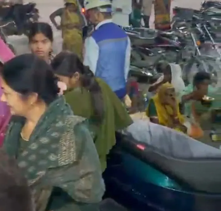 सोनभद्र ओबरा के सुभाष चौराहे पर नर सेवा ही नारायण सेवा का अनूठा संकल्प, श्री राम सेवा समिति का खिचड़ी भंडारा जारी