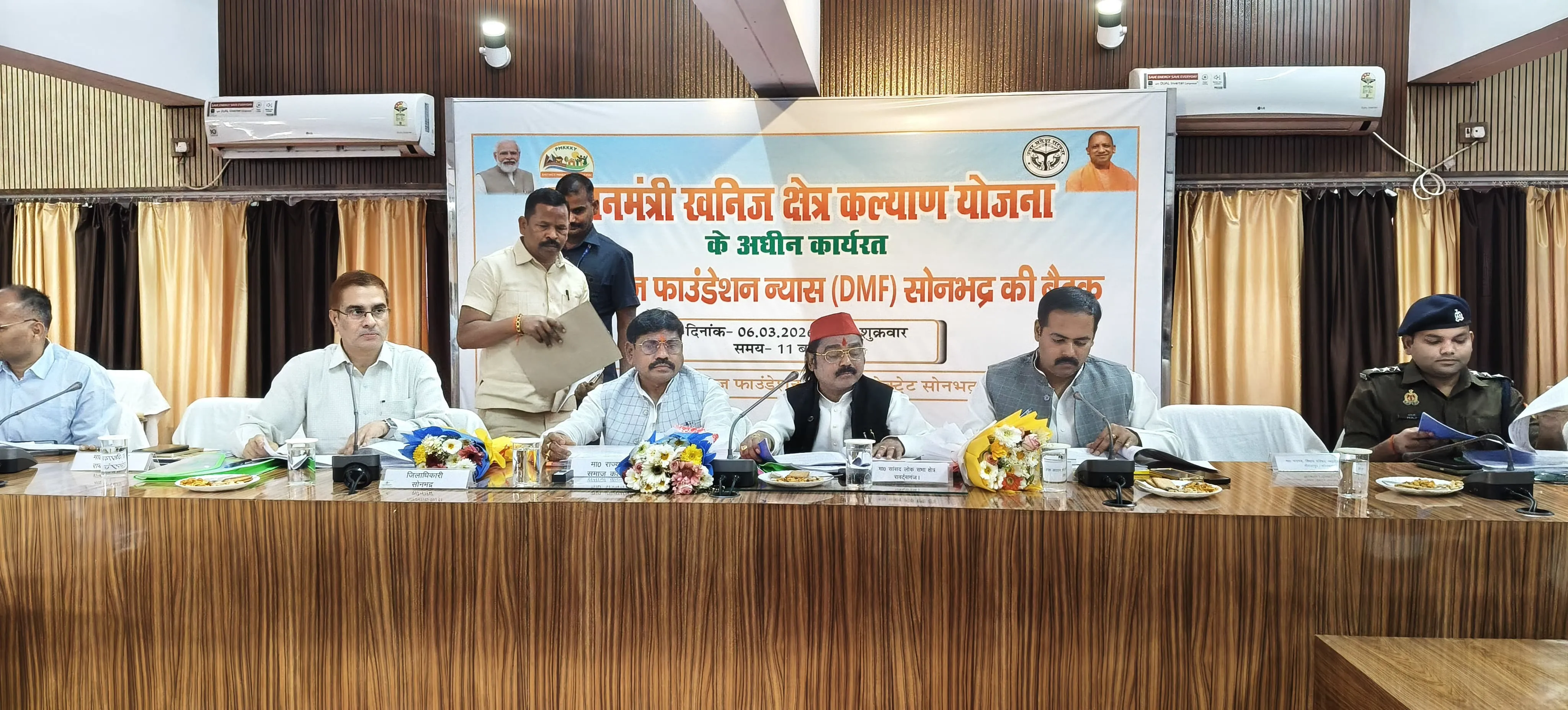 मंडलायुक्त ने जनप्रतिनिधियों के साथ की विकास कार्यों की समीक्षा, वन विभाग की समस्याओं पर मासिक बैठक के निर्देश