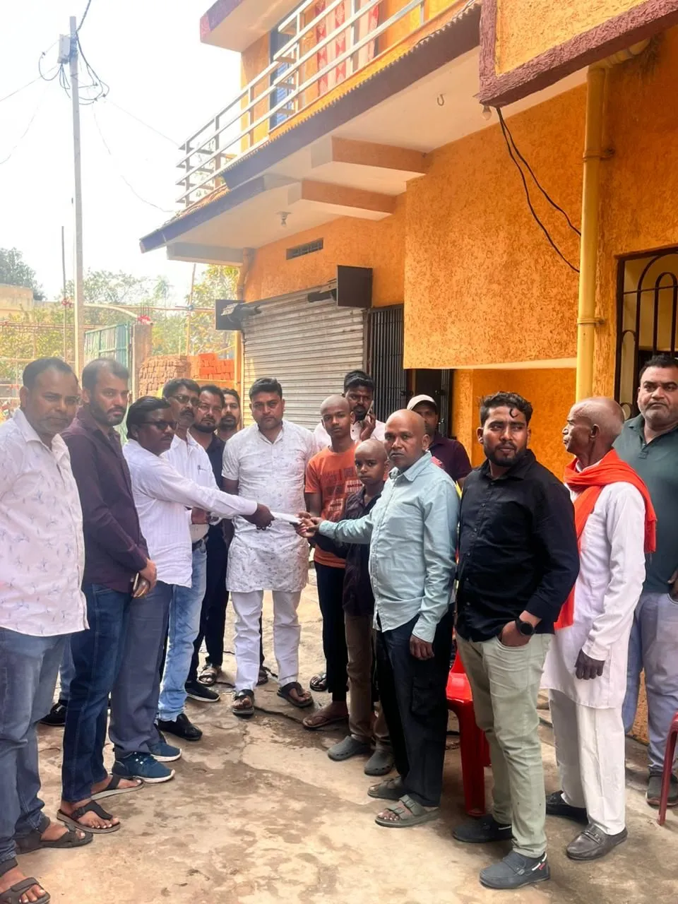 विमान हादसे के मृतक के परिजनों से मिले झामुमो नेता