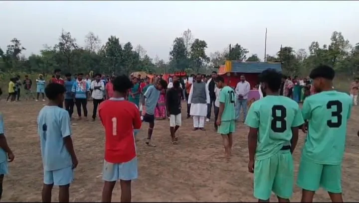 एकदिवसीय फुटबॉल टूर्नामेंट का फाइनल सम्पन्न, मुख्य अतिथि सत्य शिक्षानंद मुर्मू ने किया उद्घाटन