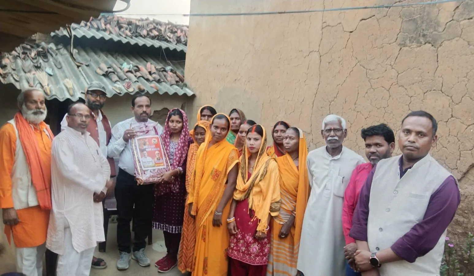 हजारीबाग सांसद मनीष जयसवाल के सौजन्य से बेटियों के बीच हुआ लहंगा का वितरण