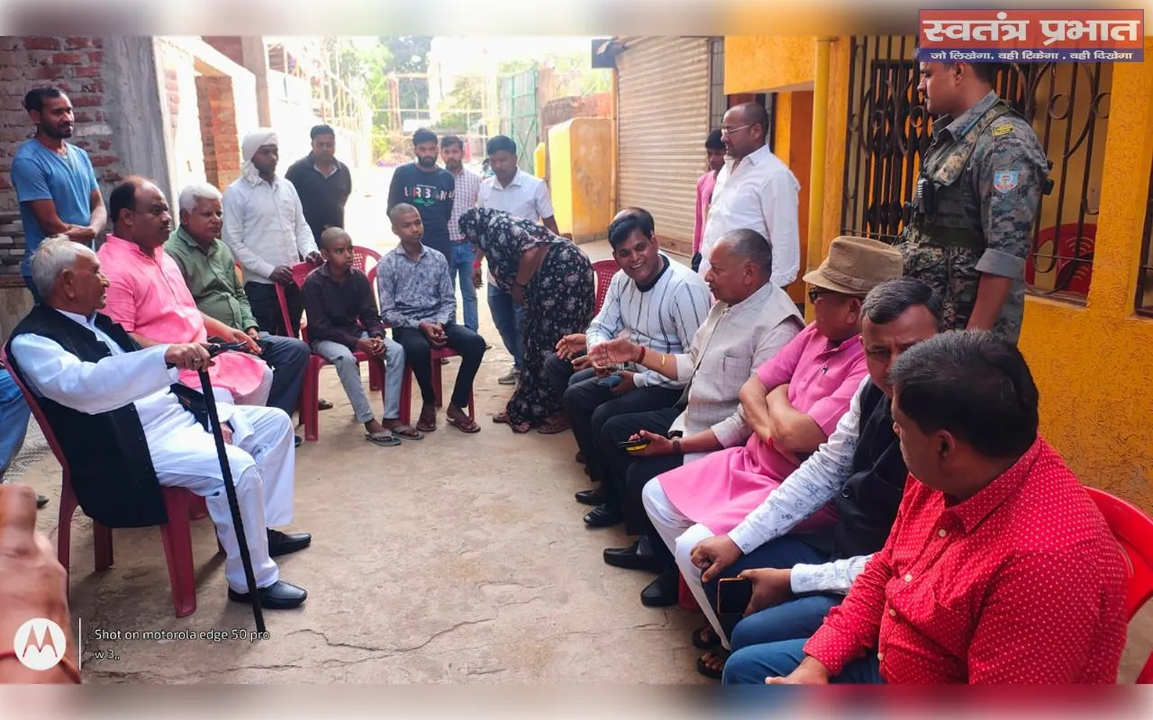 चंदवा एयर एंबुलेंस हादसा: सांसद कालीचरण सिंह ने पीड़ित परिवार से की दूसरी मुलाकात, हरसंभव सहयोग का भरोसा