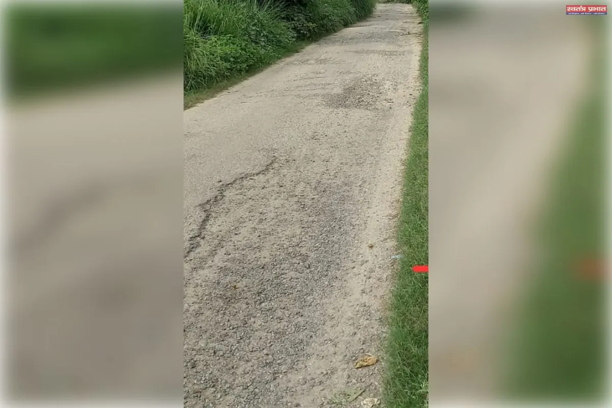 बेहजम ब्लॉक क्षेत्र में उखड़ी सड़क और गहरे गड्ढों में हिचकोले खा रहे वाहन