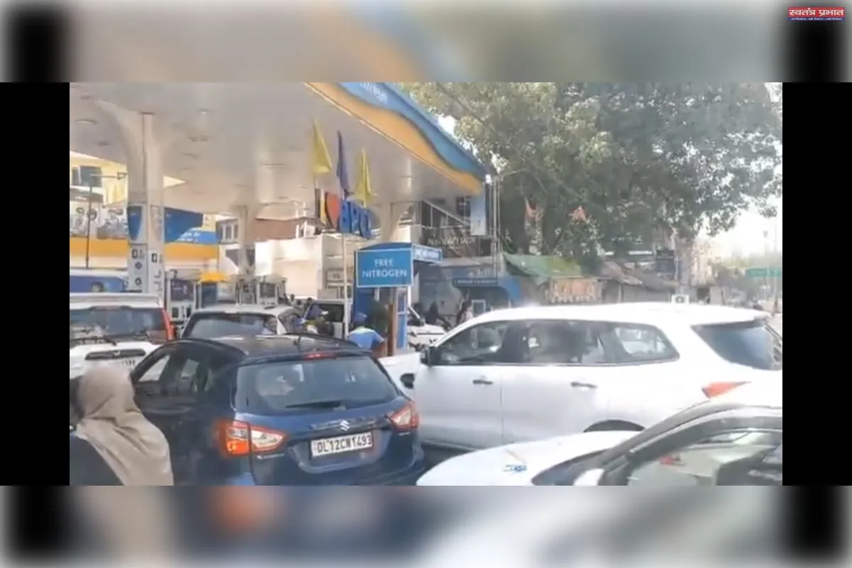 पेट्रोल-डीजल की 'किल्लत' की अफवाह से पेट्रोल पंपों पर लगीं लंबी-लंबी कतारें