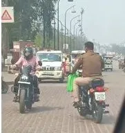 बिना हेलमेट बाइक चलाते दिखे निंबू पार्क पुलिस चौकी के पुलिसकर्मी