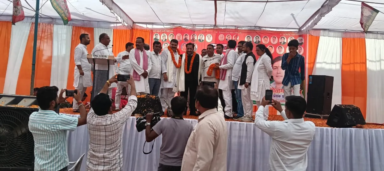 सपा के होली मिलन कार्यक्रम में पहुंचे वरिष्ठ नेता जुटी अपार भीड़ 