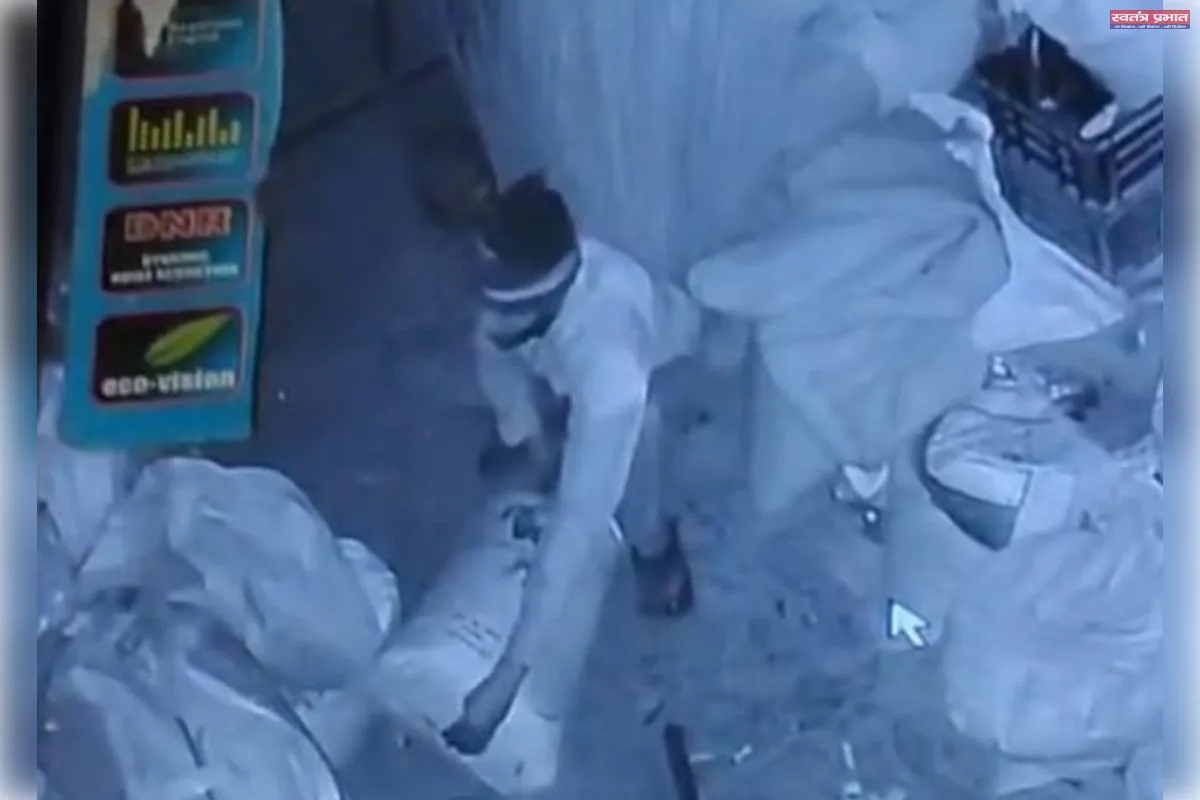 किराना स्टोर से चोरी का वीडियो वायरल