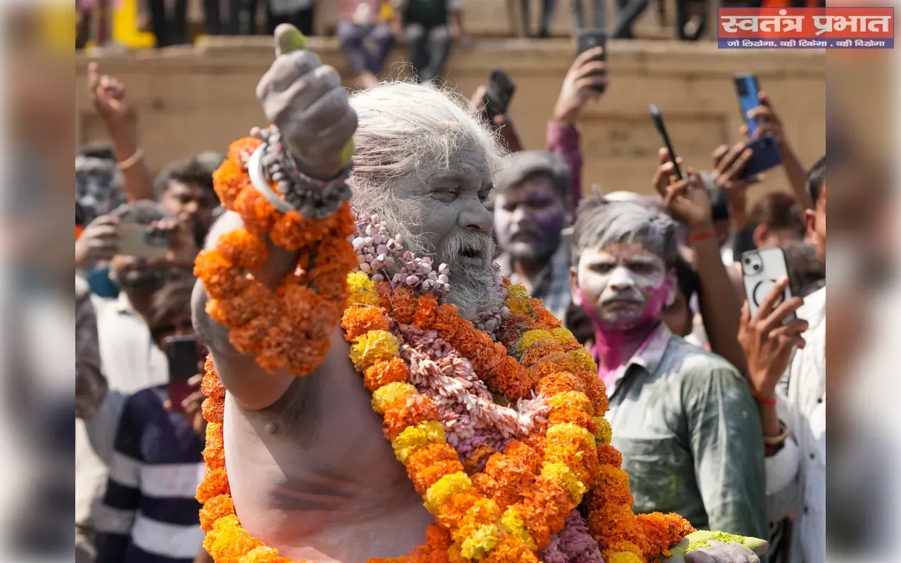 कहीं फूलों से कहीं चिता की राख से खेली जाती है होली! 