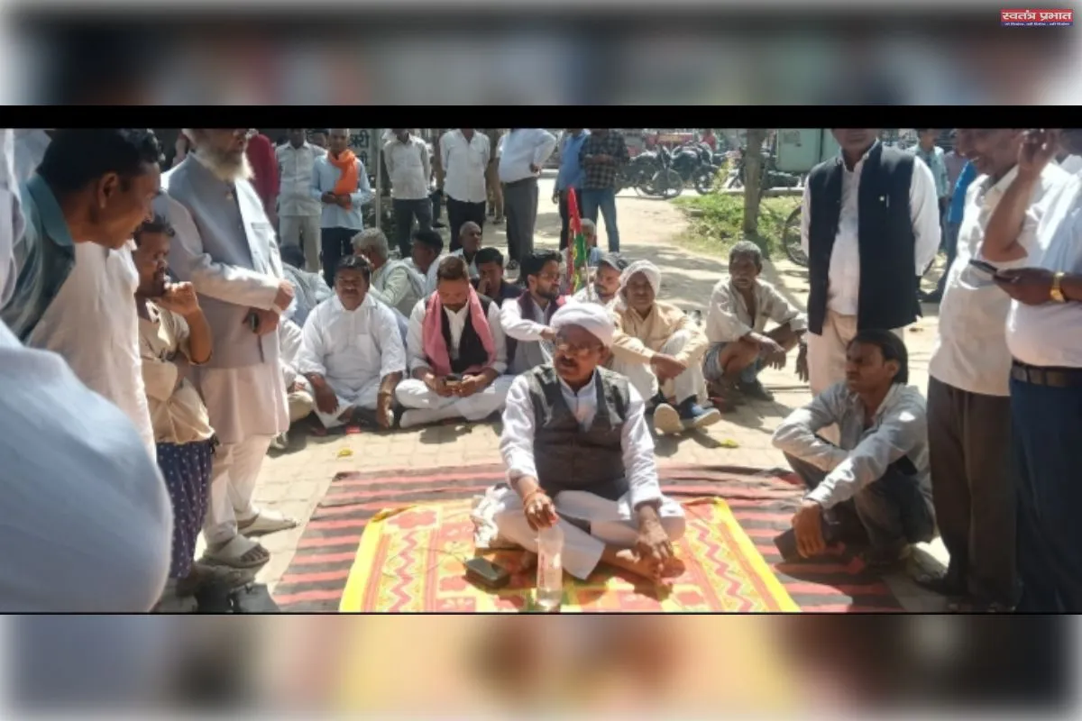 1प्रशासन की शक्ति के बाद भी सफल रहा सपा का धरना प्रदर्शन भीड़ रोकने को पुलिस ने की घेराबंदी लगाए बैरियर&nbsp;