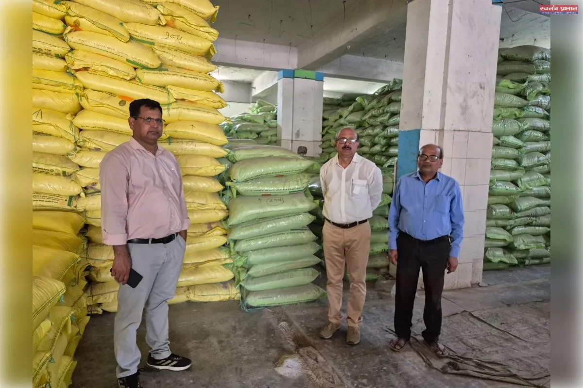 स्टॉक व बिक्री रजिस्टर अधूरे मिलने पर 3 उर्वरक विक्रेताओं के लाइसेंस निलंबित