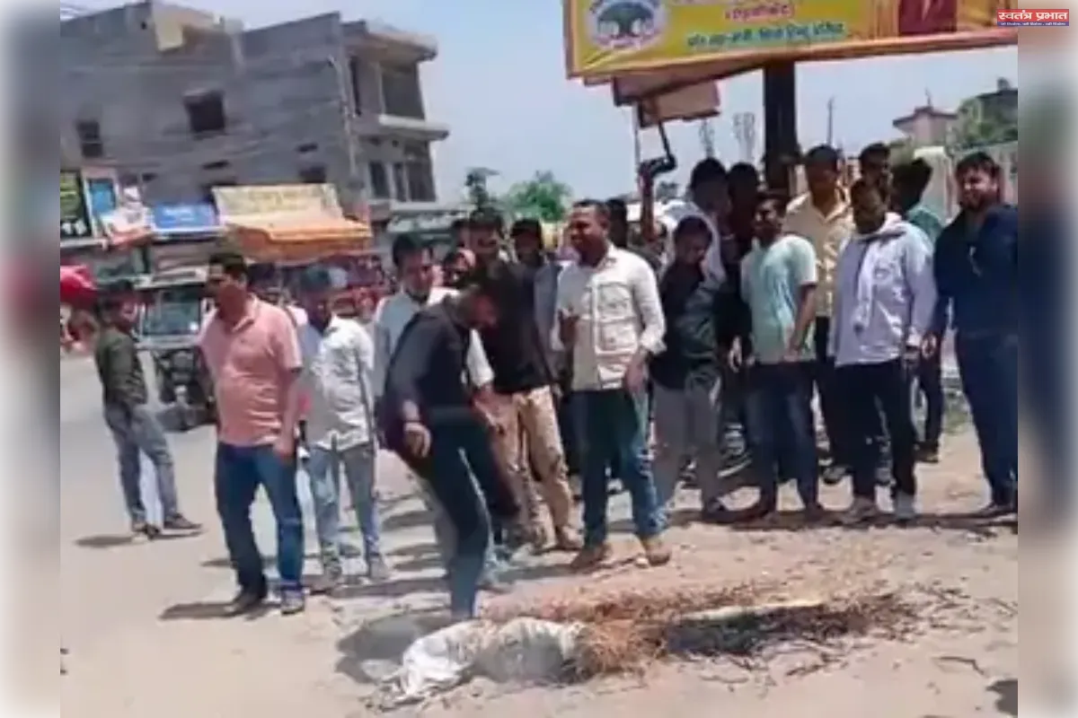 बलिया में निजी अस्पतालों के खिलाफ छात्रों का उग्र प्रदर्शन