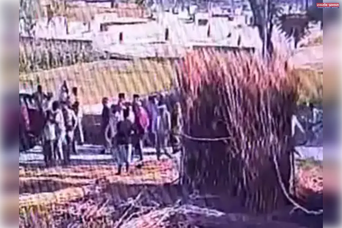 बलिया में खाकी का कहर: सिपाही ने गर्भवती महिला को पीटा, जमीन विवाद में पहुंची थी पुलिस वीडियो वायरल