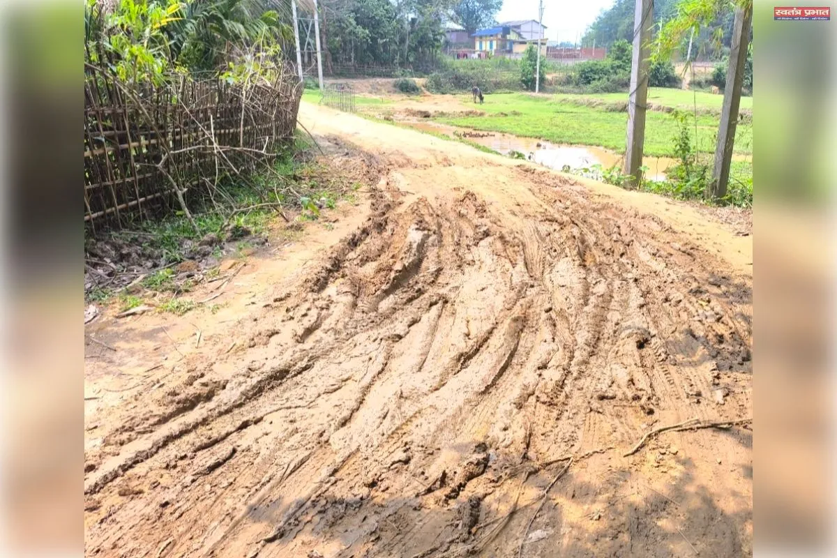श्रीभूमि जिला के जयनगर गांव की सड़क की हालत जर्जर, ग्रामीणों को भारी परेशानी