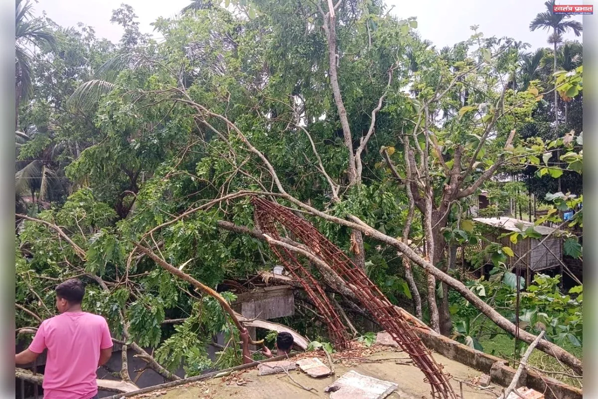 प्रलयंकारी कालबैशाखी तूफान से जिले के दुल्लभछड़ा में भारी नुकसान