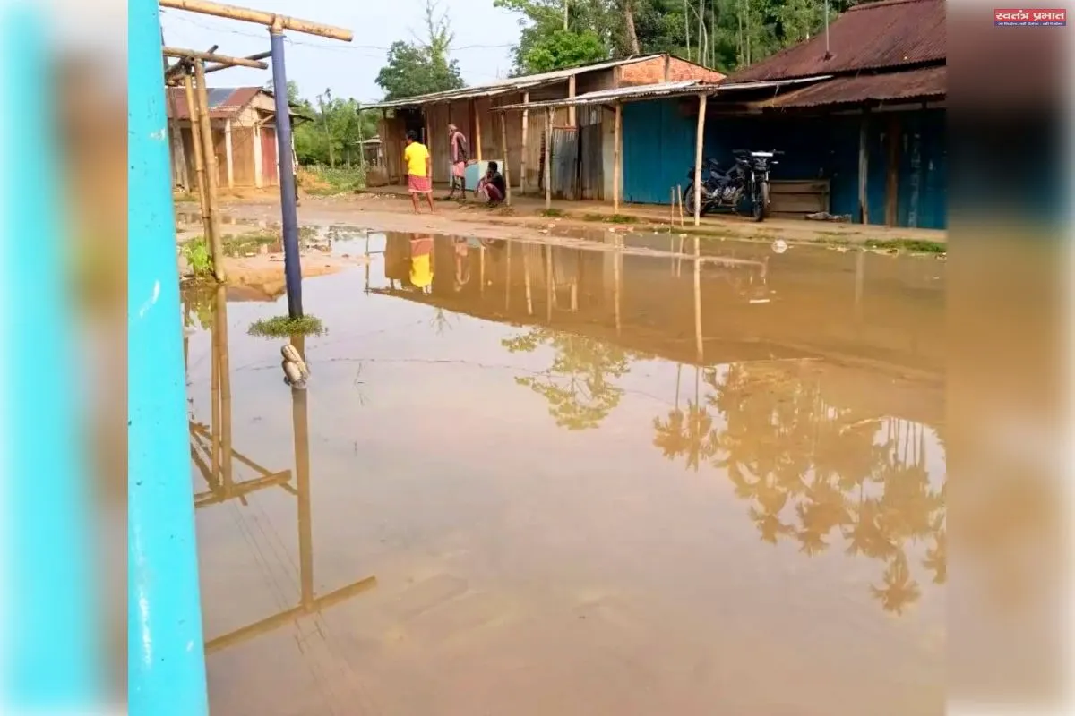 श्रीभूमि जिले के सिंगलाछड़ा बाजार की सड़क बनी जलभराव का केंद्र, लोगों में आक्रोश