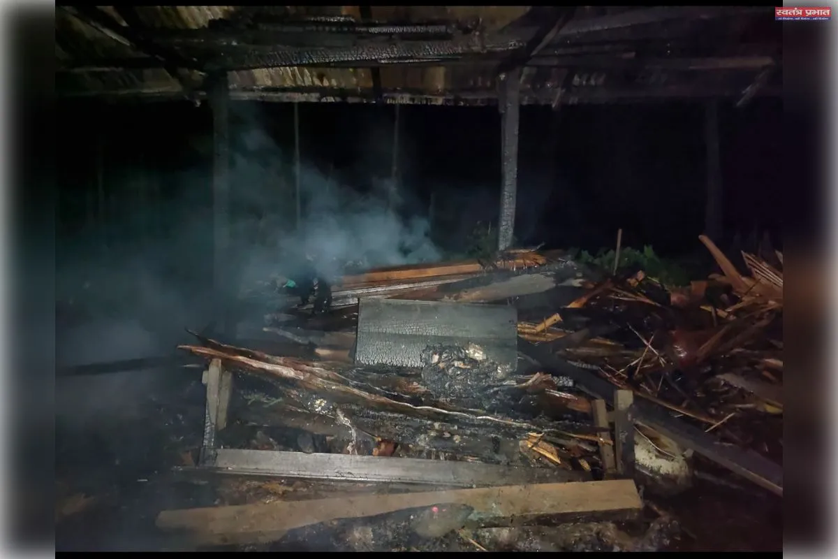 श्रीभूमि जिले के दुल्लभछड़ा में भीषण आग, मवेशियों को बचाने में सदानंद सिन्हा गंभीर रूप से झुलसे